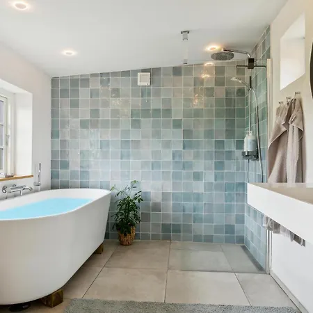 Lovely In With Wifi Holiday home *